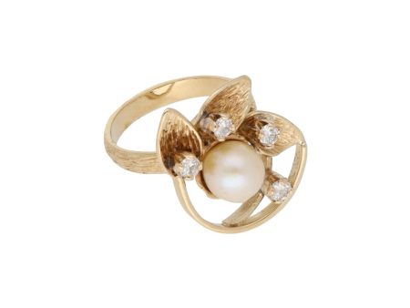 Anillo labrado con diamantes y perla en oro amarillo 18 kilates. Hot on Sale