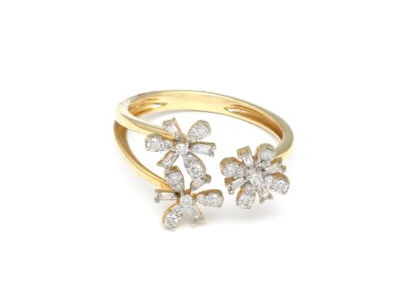 Anillo abierto motivo flores con diamantes en oro amarillo 14 kilates. Fashion