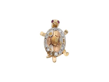 Prendedor diseño especial motivo tortuga con sintéticos en oro tres tonos 14 kilates. Online Hot Sale