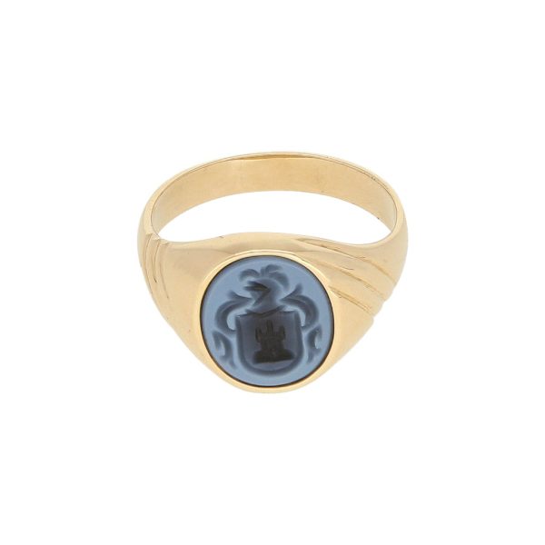 Anillo tipo sello con ágata motivo escudo en oro amarillo 18 kilates. Online now