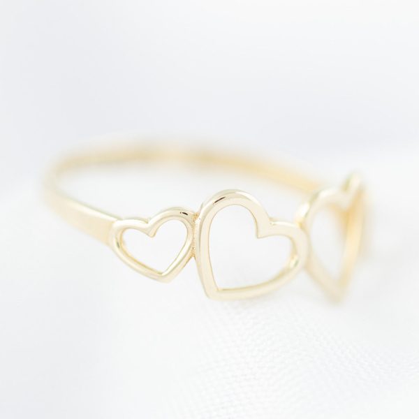 Anillo diseño especial motivo corazones en oro amarillo 14 kilates. Online