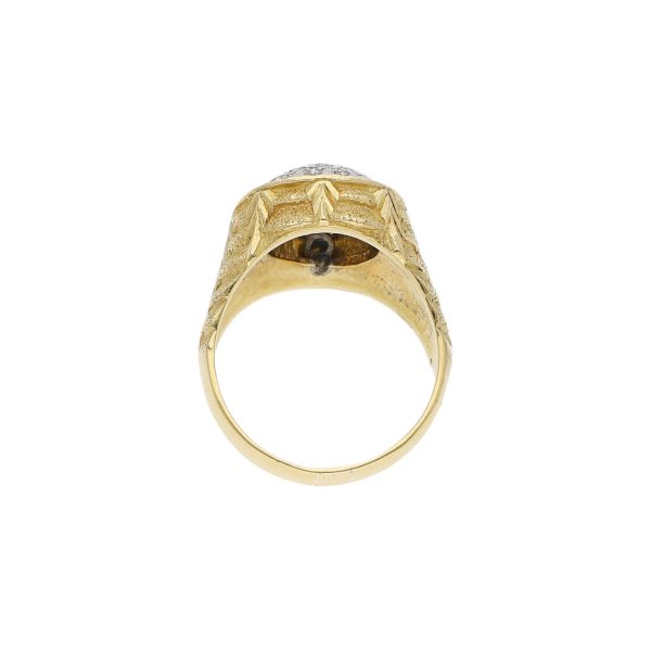 Anillo labrado con diamantes en oro dos tonos 18 kilates. Fashion