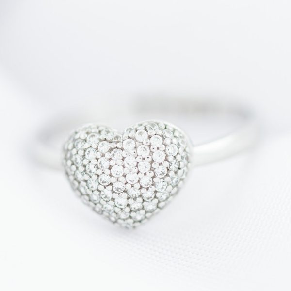 Anillo diseño especial motivo corazón con circonias en oro blanco 14 kilates. Online Hot Sale