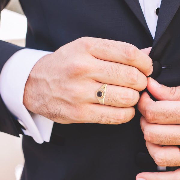 Anillo estilizado diseño broche de llavero con sintético en oro tres tonos 18 kilates. Fashion