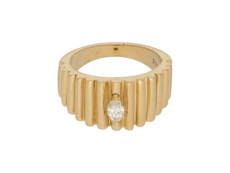 Anillo acanalado con diamante en oro amarillo 18 kilates. Fashion